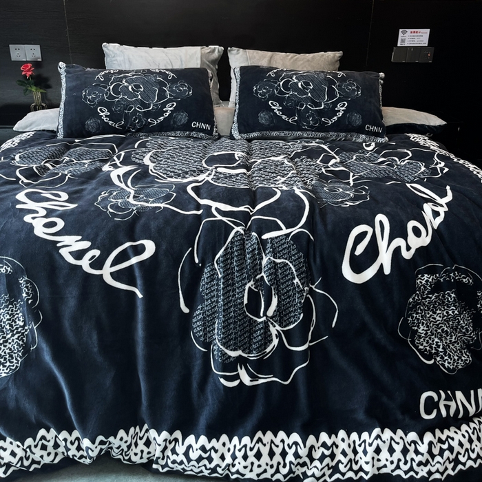 91家纺网 家纺一手货源 找家纺 2024新款大版数码印花四件套高克重双面加厚牛奶绒四件套 山茶花黑