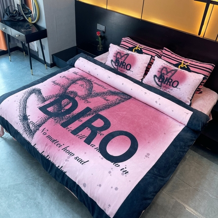 91家纺网 家纺一手货源 找家纺 2024新款大版数码印花四件套高克重双面加厚牛奶绒四件套 黑色爱心