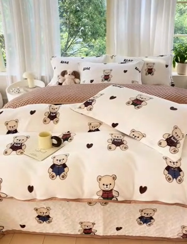 91家纺网 家纺一手货源 找家纺 赫梵茜 2024新款高克重安抚豆豆被套牛奶绒夹棉床盖四件套 布偶熊