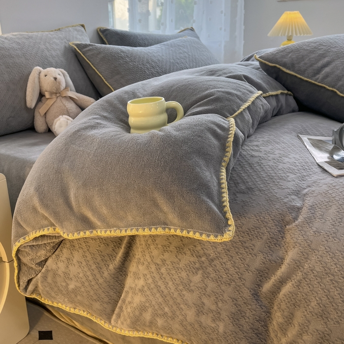 91家纺网 家纺一手货源 找家纺 晚依家纺 2024新款230g纯色立体雕花牛奶绒四件套贝壳边加厚保暖定制定做 语格-石英灰