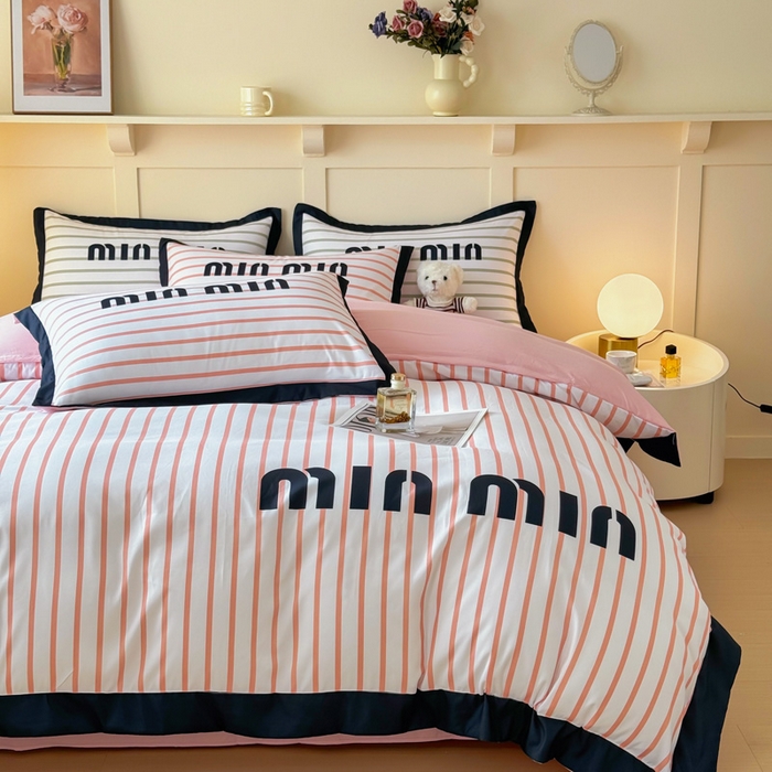 91家纺网 家纺一手货源 找家纺 花沐家居 2024新款亲肤云朵棉四件套加厚印花高克重磨毛四件套直播爆款 条纹粉