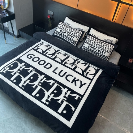 2024新款大版数码印花四件套高克重双面加厚牛奶绒四件套 黑白迪