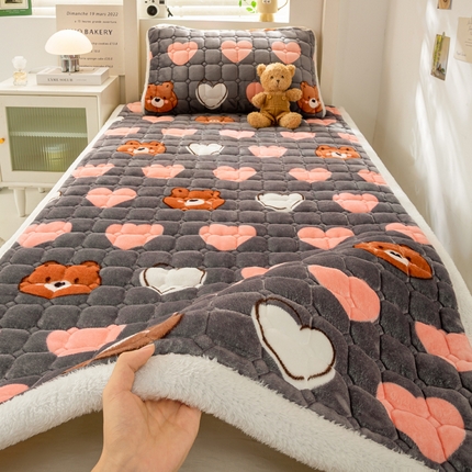 91家纺网 家纺一手货源 找家纺 家喜爱 2024新款学生牛奶绒直角床褥 多米熊