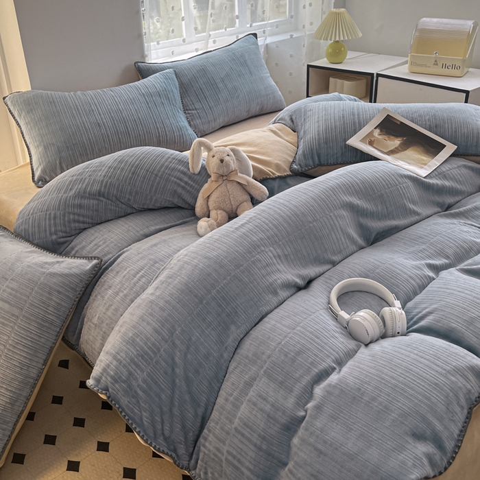 91家纺网 家纺一手货源 找家纺 晚依家纺 2024新款230g纯色立体雕花牛奶绒四件套贝壳边加厚保暖定制定做 香榭格调-雨水蓝