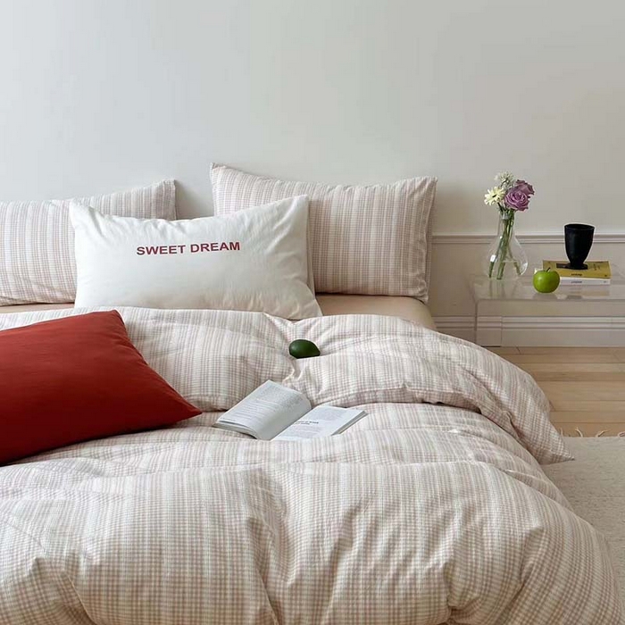 91家纺网 家纺一手货源 找家纺 艾沁家纺 2024新款40S全棉色织水洗提花条纹四件套 花漾-咖（配1只字母枕+1只提花枕）