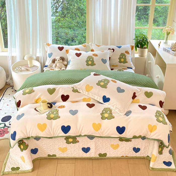 91家纺网 家纺一手货源 找家纺 赫梵茜 2024新款高克重安抚豆豆被套牛奶绒夹棉床盖四件套 爱心恐龙