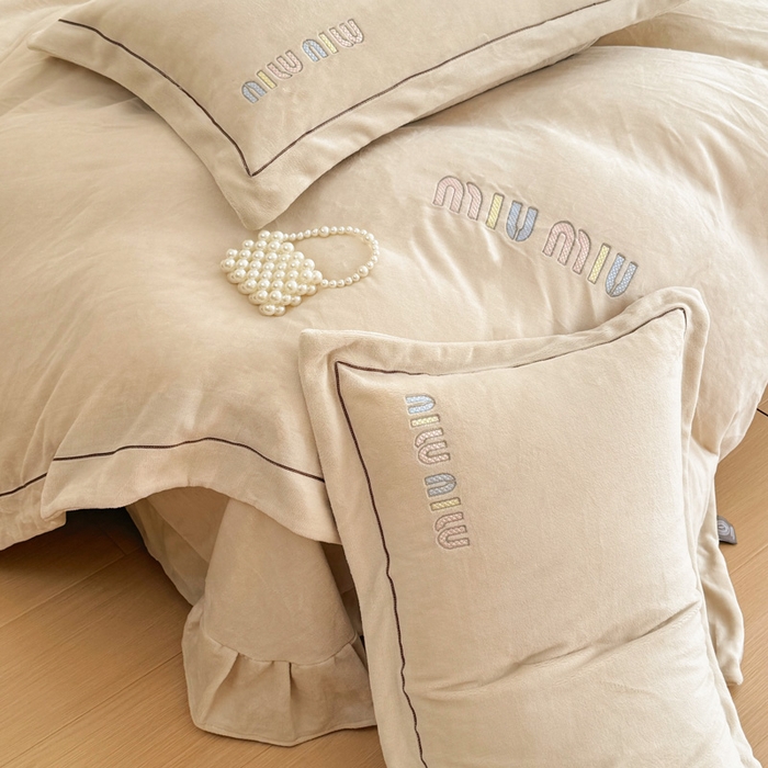 91家纺网 家纺一手货源 找家纺 宜家坊 2024新款高克重9斤婴儿绒轻奢刺绣织带四件套 米驼色