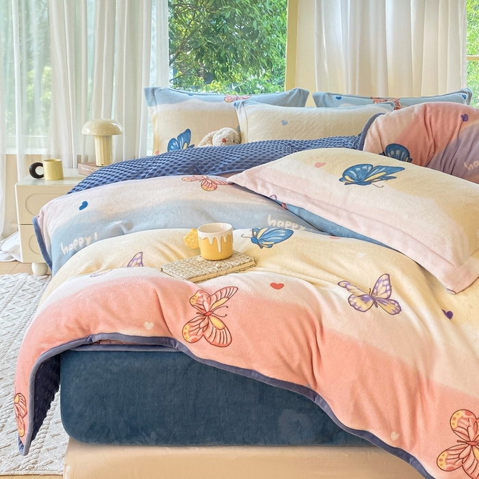 91家纺网 家纺一手货源 找家纺 赫梵茜 2024新款高克重安抚豆豆被套加厚牛奶绒床盖加厚牛奶绒夹棉床笠四件套 蝶恋