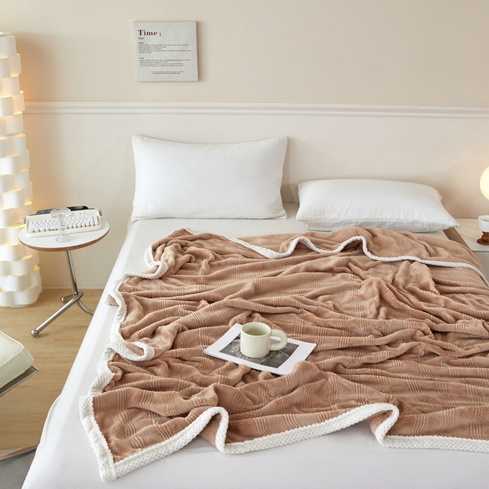 91家纺网 家纺一手货源 找家纺 可思家纺 2024新款纯色仿兔绒泡泡绒毛毯家用四级毯午睡毯 条纹人生奶咖色