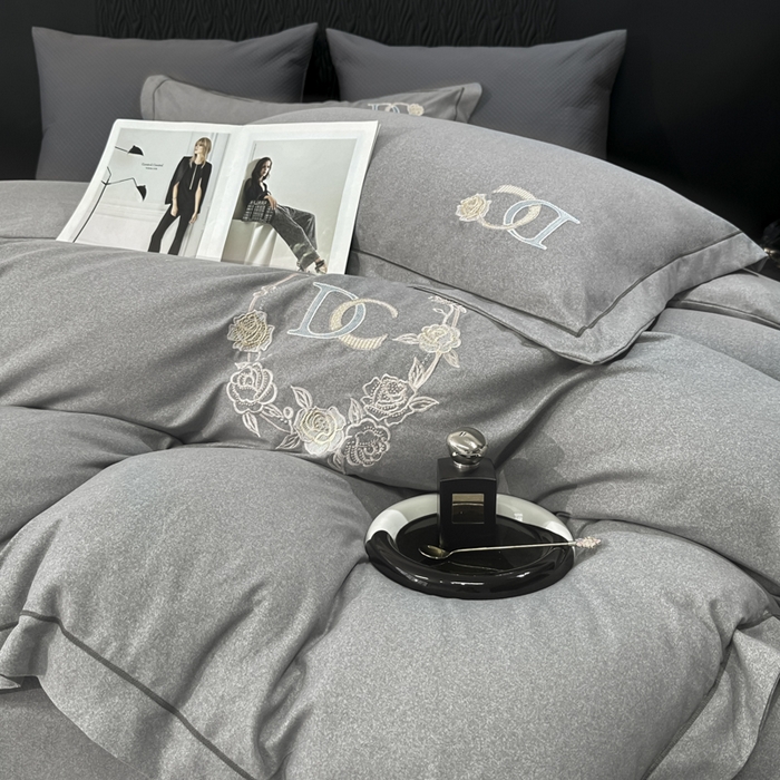 91家纺网 家纺一手货源 找家纺 宜家坊 2024新款加厚肌理纹碳素磨毛刺绣四件套-邂逅系列 邂逅-典雅灰