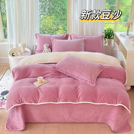 91家纺网 家纺一手货源 找家纺 总 赫梵茜 2024新款高克重安抚豆豆被套牛奶绒夹棉床盖四件套 