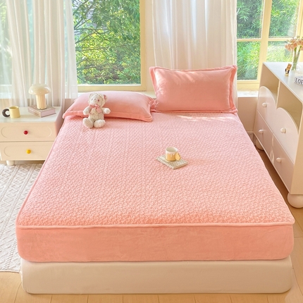 91家纺网 家纺一手货源 找家纺 赫梵茜 2024新款高克重安抚豆豆被套牛奶绒夹棉床笠四件套 新款粉色
