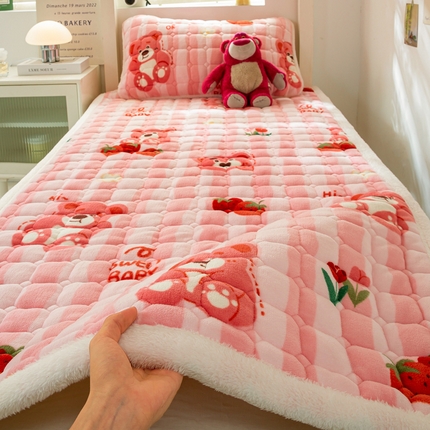 91家纺网 家纺一手货源 找家纺 家喜爱 2024新款学生牛奶绒直角床褥 草莓熊