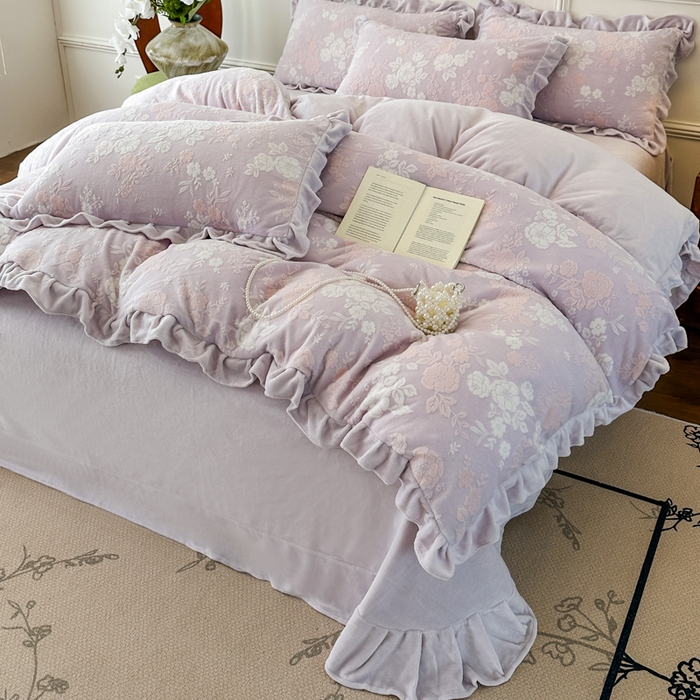 91家纺网 家纺一手货源 找家纺 野合家纺 2024新款法式A类雕花牛奶绒韩版公主风四件套床盖款床单款床笠款 花开花艳-粉紫