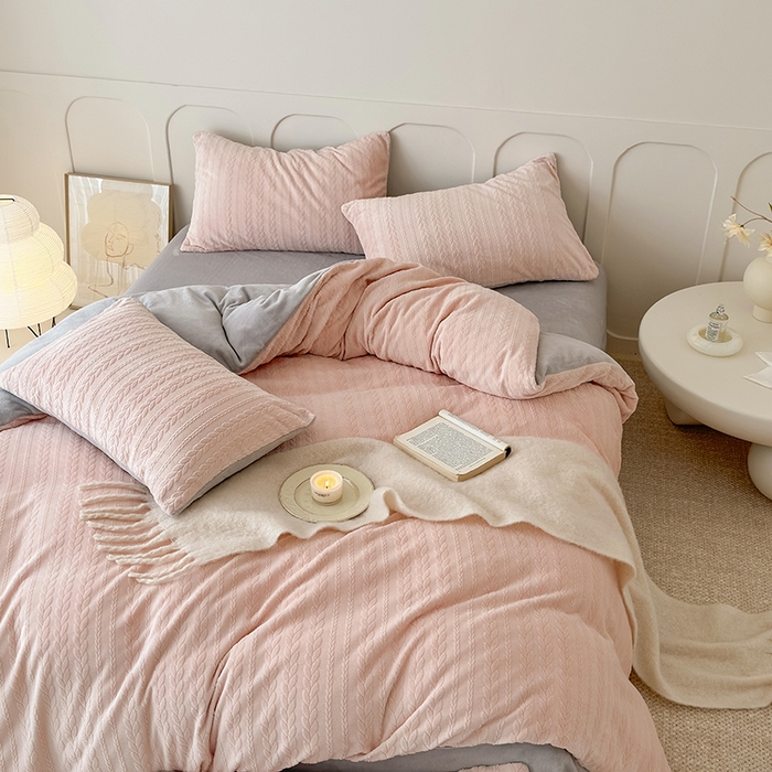 91家纺网 家纺一手货源 找家纺 2024新款雕花绒牛奶绒四件套--麦穗系列 麦穗粉灰