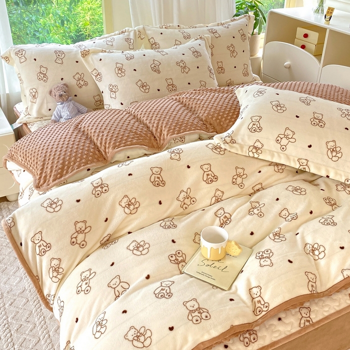 91家纺网 家纺一手货源 找家纺 赫梵茜 2024新款高克重安抚豆豆被套加厚牛奶绒床盖加厚牛奶绒夹棉床笠四件套 小熊院长