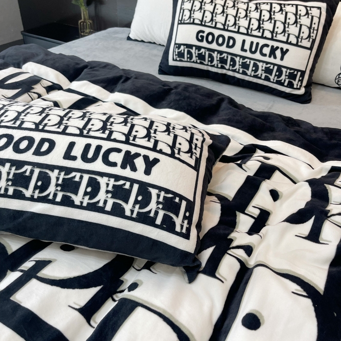 91家纺网 家纺一手货源 找家纺 2024新款大版数码印花四件套高克重双面加厚牛奶绒四件套 黑白迪