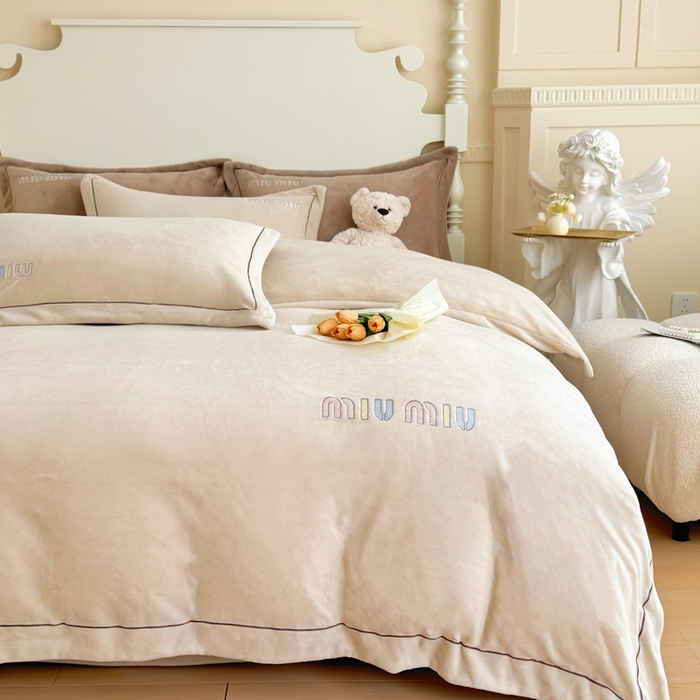 91家纺网 家纺一手货源 找家纺 宜家坊 2024新款高克重9斤婴儿绒轻奢刺绣织带四件套 米驼色