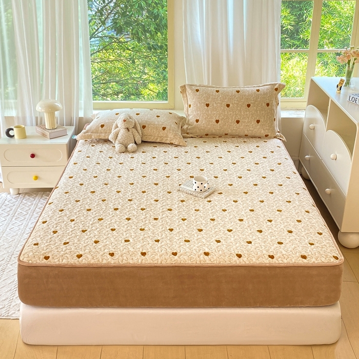 91家纺网 家纺一手货源 找家纺 赫梵茜 2024新款高克重安抚豆豆被套加厚牛奶绒床盖加厚牛奶绒夹棉床笠四件套 黄色爱心