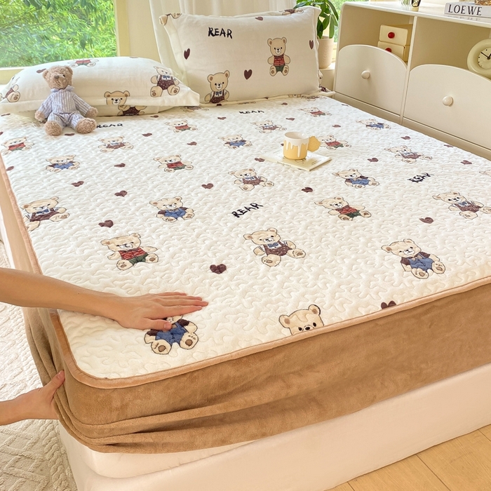 91家纺网 家纺一手货源 找家纺 赫梵茜 2024新款高克重安抚豆豆被套牛奶绒夹棉床笠四件套 布偶熊