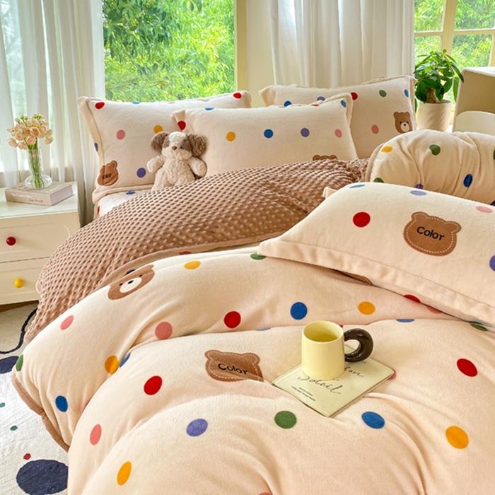 91家纺网 家纺一手货源 找家纺 赫梵茜 2024新款高克重安抚豆豆被套牛奶绒夹棉床盖四件套 波点小熊