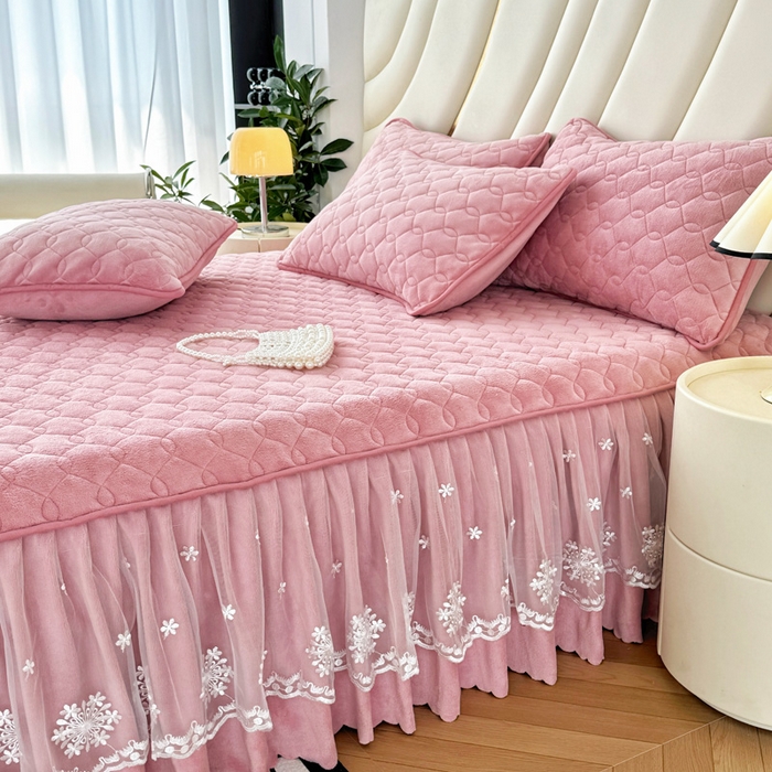 91家纺网 家纺一手货源 找家纺 品乐家纺 2024新款简约牛奶绒夹棉保暖床裙 豆沙