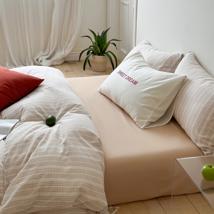 91家纺网 家纺一手货源 找家纺 艾沁家纺 2024新款40S全棉色织水洗提花条纹四件套 花漾-咖（配1只字母枕+1只砖红枕）