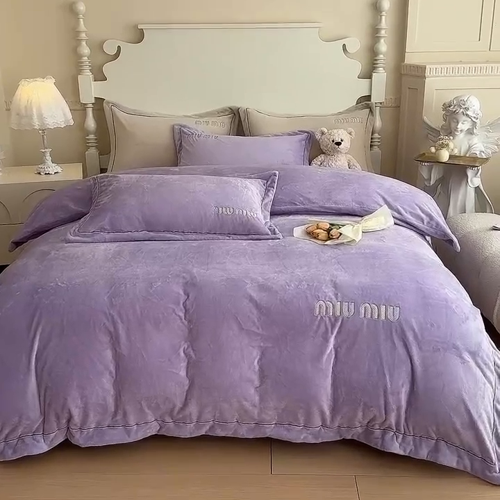 91家纺网 家纺一手货源 找家纺 宜家坊 2024新款高克重9斤婴儿绒轻奢刺绣织带四件套 葡萄紫