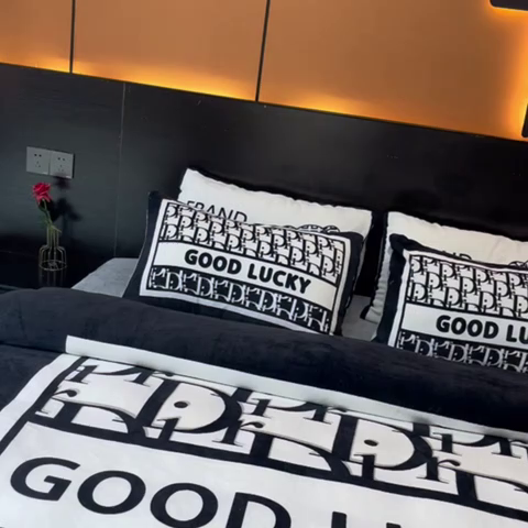 91家纺网 家纺一手货源 找家纺 2024新款大版数码印花四件套高克重双面加厚牛奶绒四件套 黑白迪