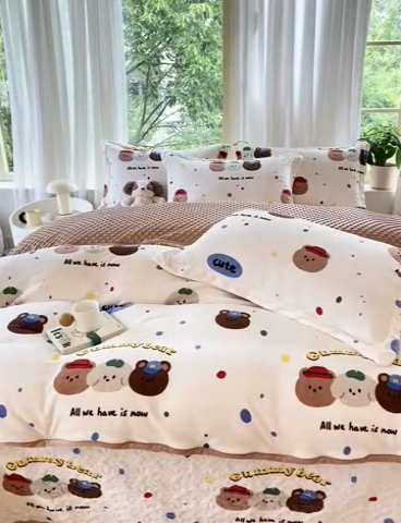 91家纺网 家纺一手货源 找家纺 赫梵茜 2024新款高克重安抚豆豆被套牛奶绒夹棉床盖四件套 复古小熊