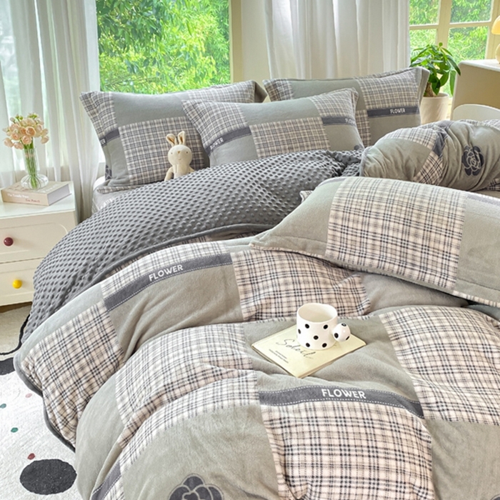 91家纺网 家纺一手货源 找家纺 赫梵茜 2024新款高克重安抚豆豆被套牛奶绒夹棉床盖四件套 山茶花