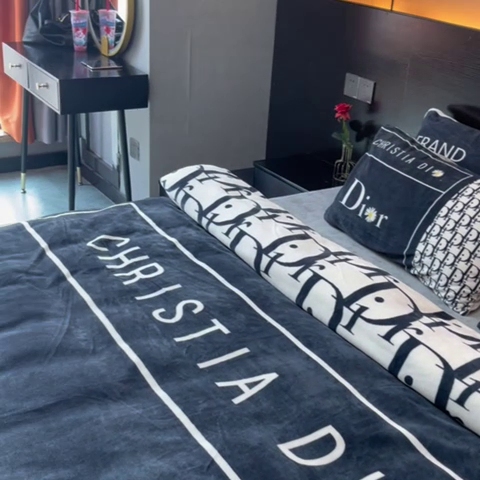 91家纺网 家纺一手货源 找家纺 2024新款大版数码印花四件套高克重双面加厚牛奶绒四件套 黑迪