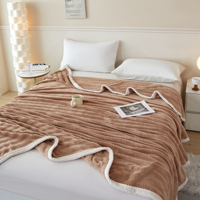 91家纺网 家纺一手货源 找家纺 可思家纺 2024新款纯色仿兔绒泡泡绒毛毯家用四级毯午睡毯 条纹人生奶咖色