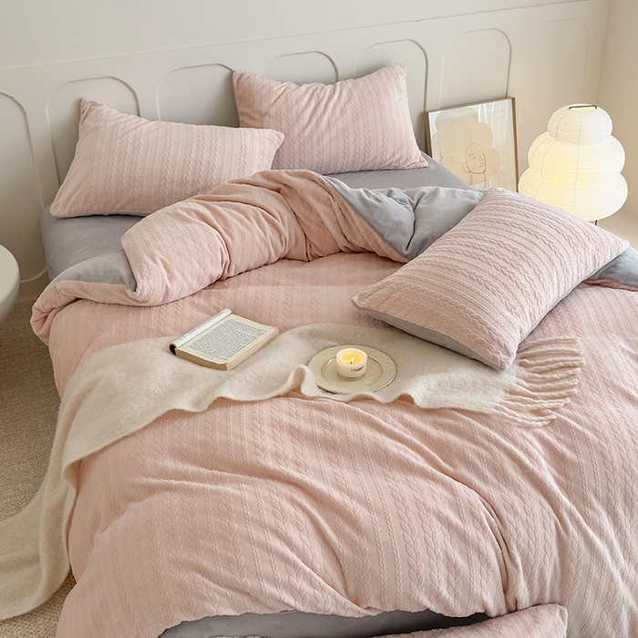 91家纺网 家纺一手货源 找家纺 2024新款雕花绒牛奶绒四件套--麦穗系列 麦穗粉灰