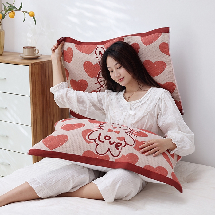 91家纺网 家纺一手货源 找家纺 朴尔家纺-毛巾被 2024年新款卡通定位纯棉四层纱布枕巾 心跳小兔-红