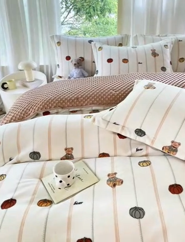 91家纺网 家纺一手货源 找家纺 赫梵茜 2024新款高克重安抚豆豆被套牛奶绒夹棉床盖四件套 南瓜小熊