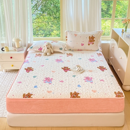 91家纺网 家纺一手货源 找家纺 赫梵茜 2024新款高克重安抚豆豆被套牛奶绒夹棉床笠四件套 熊宝宝