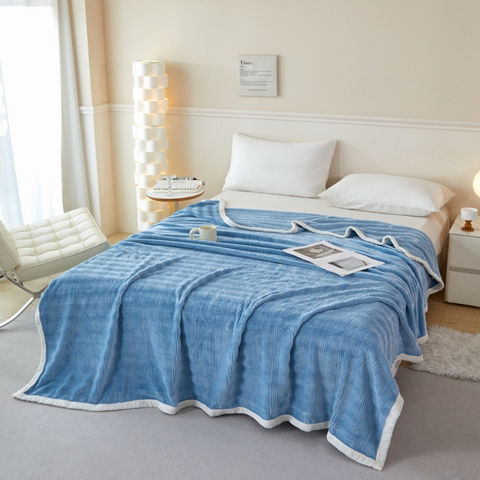 91家纺网 家纺一手货源 找家纺 可思家纺 2024新款纯色仿兔绒泡泡绒毛毯家用四级毯午睡毯 条纹人生海洋蓝