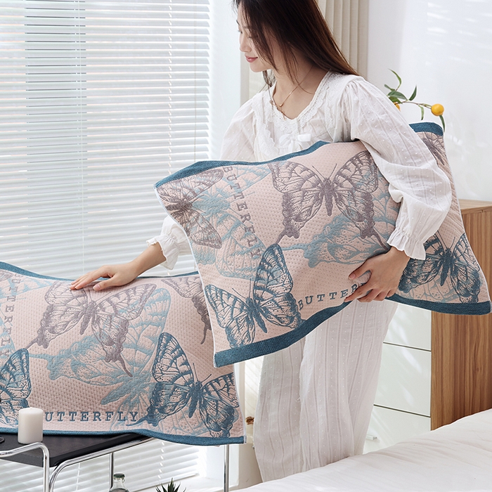 91家纺网 家纺一手货源 找家纺 朴尔家纺-毛巾被 2024年新款卡通定位纯棉四层纱布枕巾 梦幻蝶舞-蓝