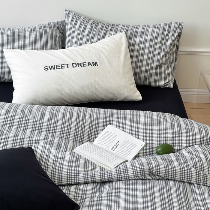 91家纺网 家纺一手货源 找家纺 艾沁家纺 2024新款40S全棉色织水洗提花条纹四件套 花漾-黑（配1只黑枕+1只字母枕）