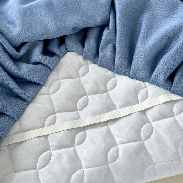 91家纺网 家纺一手货源 找家纺 品乐家纺 2024新款简约牛奶绒夹棉保暖床裙 宾利蓝