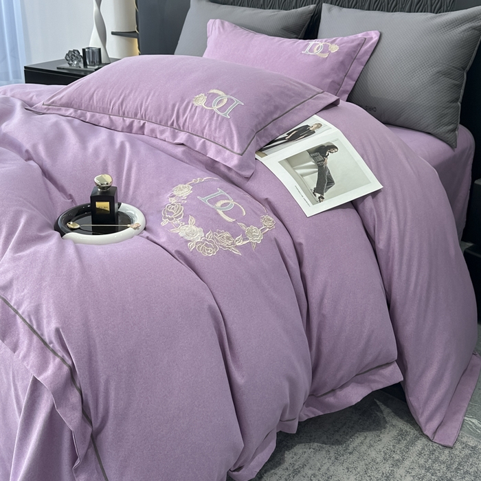 91家纺网 家纺一手货源 找家纺 宜家坊 2024新款加厚肌理纹碳素磨毛刺绣四件套-邂逅系列 邂逅-丁香紫