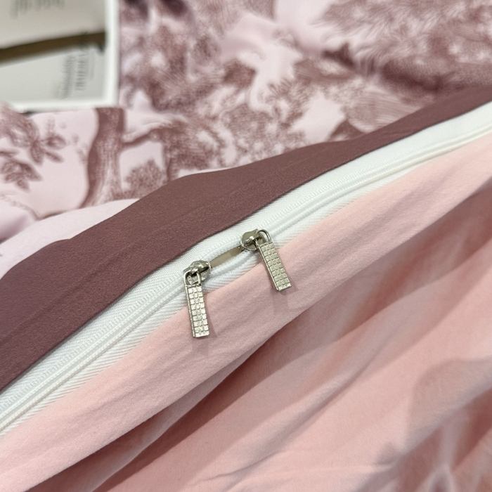 91家纺网 家纺一手货源 找家纺 花沐家居 2024新款亲肤云朵棉四件套加厚印花高克重磨毛四件套直播爆款 粉迪