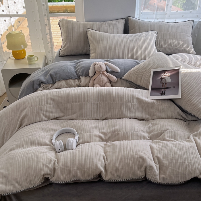 91家纺网 家纺一手货源 找家纺 晚依家纺 2024新款230g纯色立体雕花牛奶绒四件套贝壳边加厚保暖定制定做 香榭格调-珍珠灰