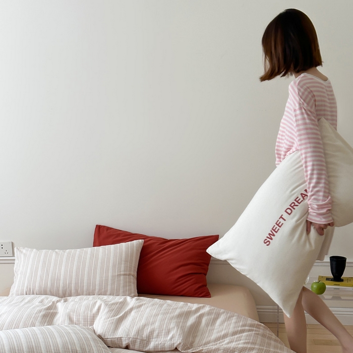 91家纺网 家纺一手货源 找家纺 艾沁家纺 2024新款40S全棉色织水洗提花条纹四件套 花漾-咖（配1只字母枕+1只提花枕）