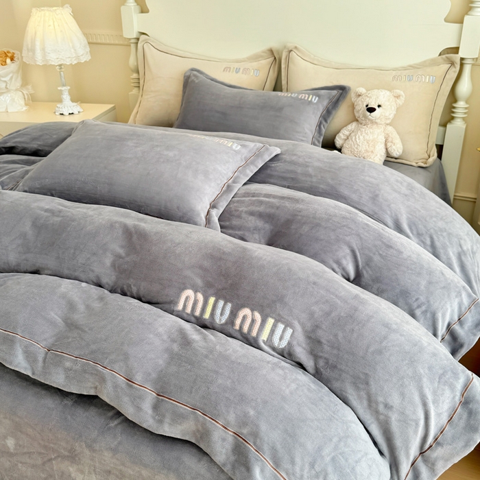 91家纺网 家纺一手货源 找家纺 宜家坊 2024新款高克重9斤婴儿绒轻奢刺绣织带四件套 高级灰