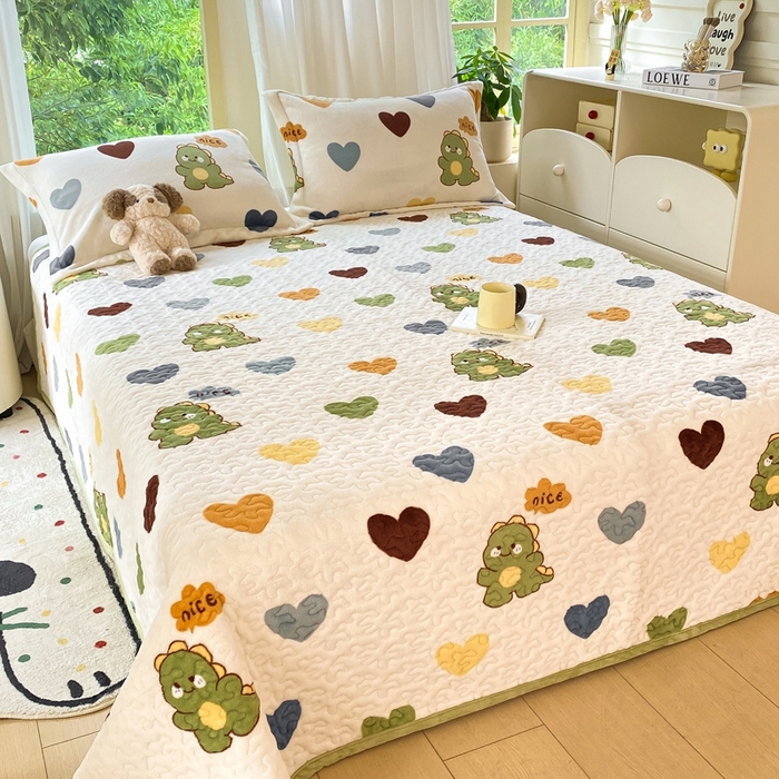 91家纺网 家纺一手货源 找家纺 赫梵茜 2024新款高克重安抚豆豆被套牛奶绒夹棉床盖四件套 爱心恐龙