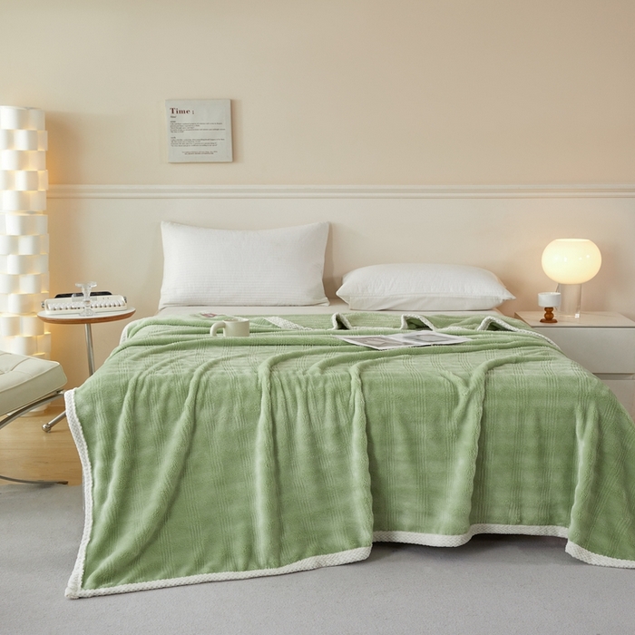 91家纺网 家纺一手货源 找家纺 可思家纺 2024新款纯色仿兔绒泡泡绒毛毯家用四级毯午睡毯 条纹人生抹茶绿