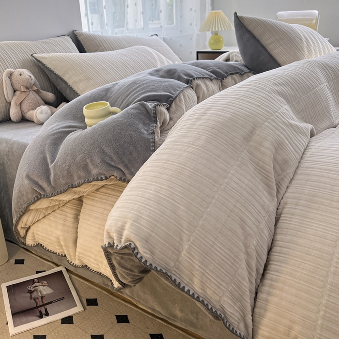 91家纺网 家纺一手货源 找家纺 晚依家纺 2024新款230g纯色立体雕花牛奶绒四件套贝壳边加厚保暖定制定做 香榭格调-珍珠灰