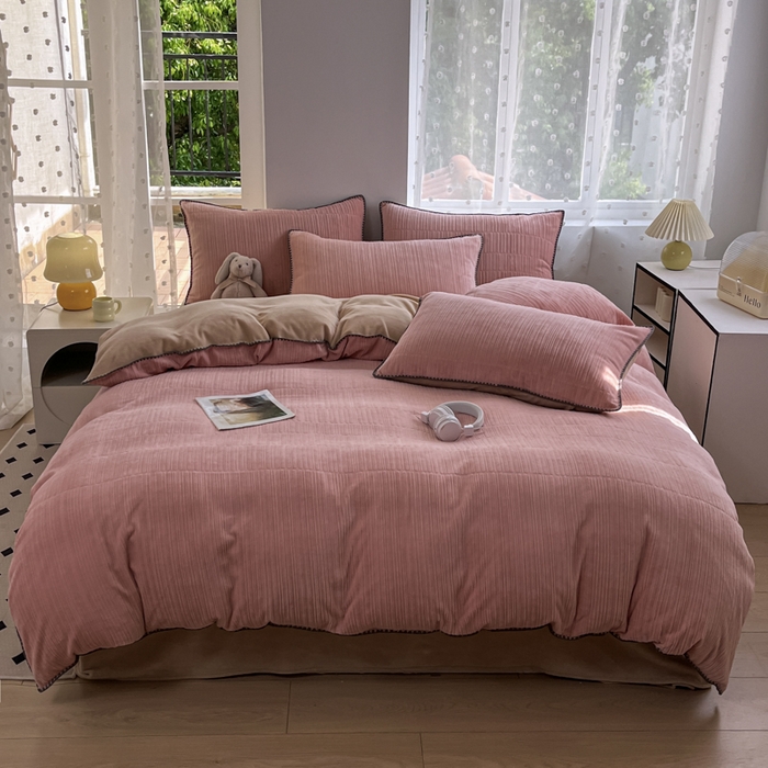 91家纺网 家纺一手货源 找家纺 晚依家纺 2024新款230g纯色立体雕花牛奶绒四件套贝壳边加厚保暖定制定做 香榭格调-糖果粉